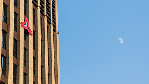 央行决定下调金融机构存款准备金率1个百分点