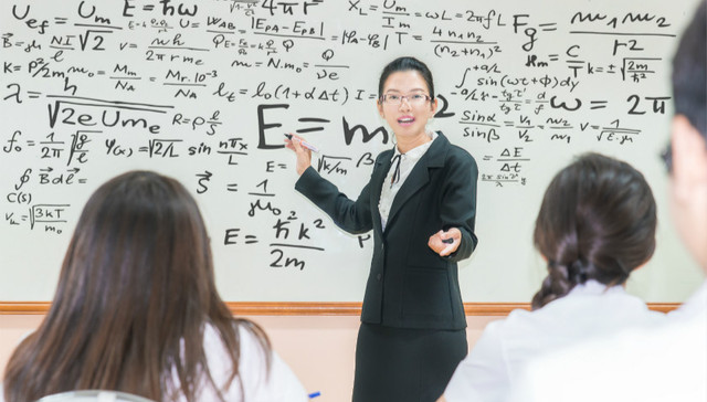 公费师范生离校前须全部落实任教，新规能否杜绝违约？