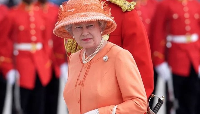 英女王提前穿2019流行色，这家公司还发明了“腾讯蓝”