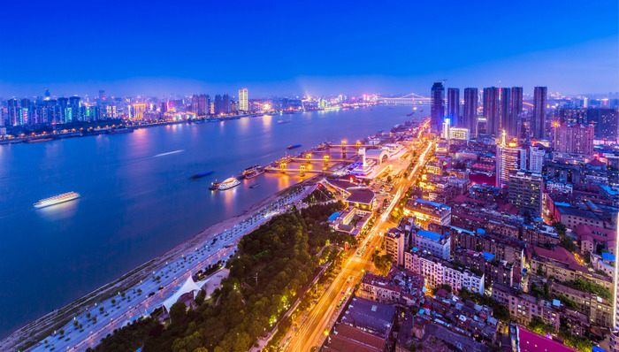 长江千里水云阔，绿色发展谱新篇