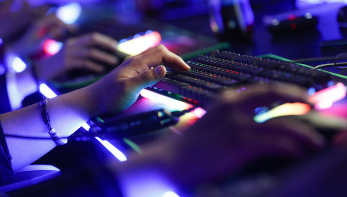 这项产业崛起的背后，靠的是“网吧少年+富二代”