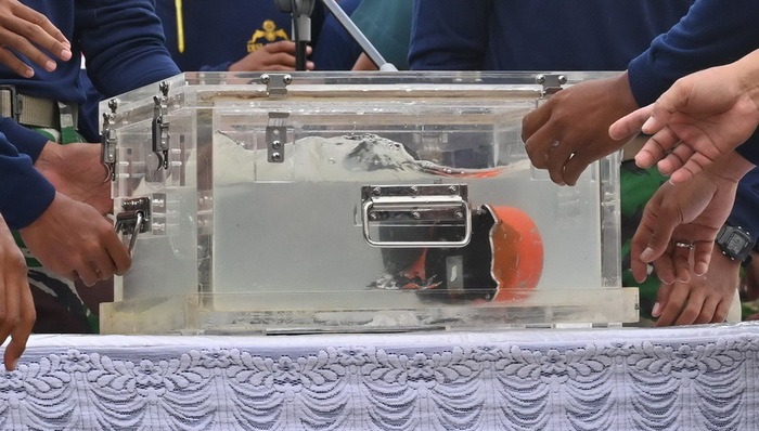 黑匣子,客机,印尼海军,打捞出,航空公司,驾驶舱,话音记录器,交通安全委员会,飞行数据记录器,爪哇海