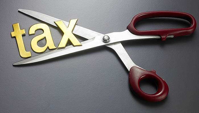 【界面晚报】财政部将实施更大规模减税 2019年首次降准释放资金7500亿元