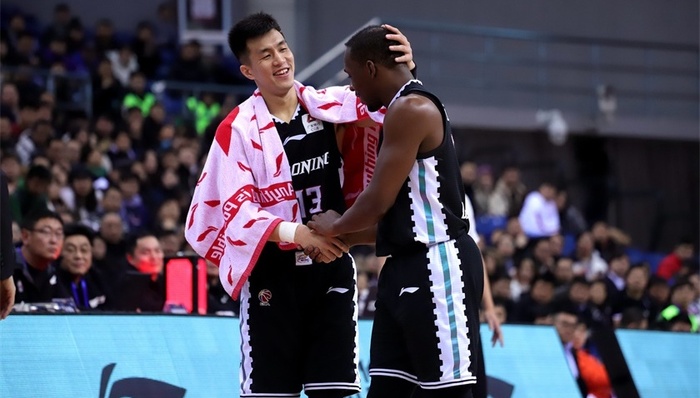 【体育早报】哈德森成CBA首位万分外援 巴萨官宣恒大买断保利尼奥