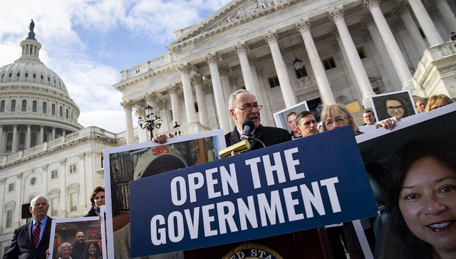 美政府重启无望公务员排长队领免费餐：这是“人祸”