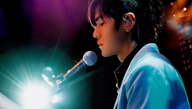 “我的青春里，一半是他，一半是周杰伦。”