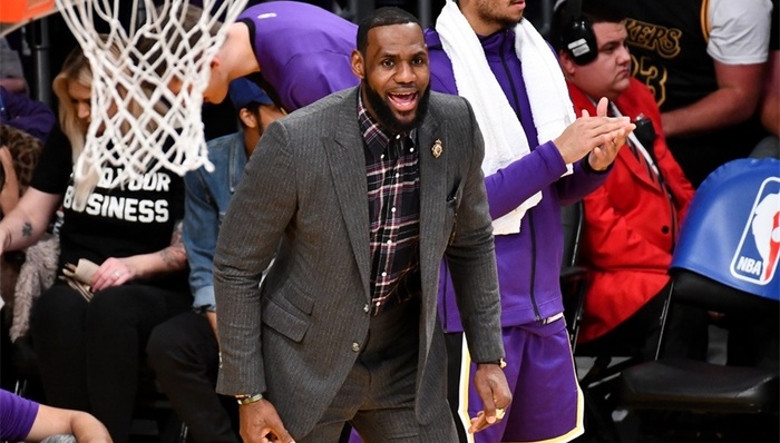 【体育晚报】詹姆斯稳居NBA全明星票王 巴萨涉违规使用球员遭上诉