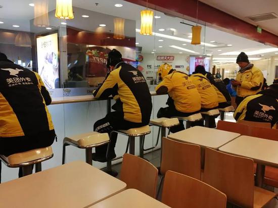 下午四点半，配送员坐在一家餐厅内休息