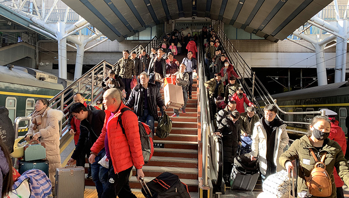 春运第一天，900万人一起坐火车回家