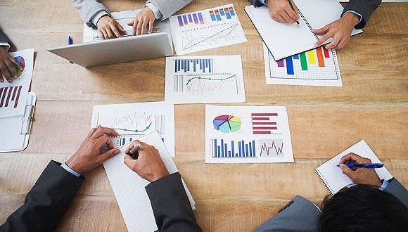 三大股指小幅低开 白酒股全面回调