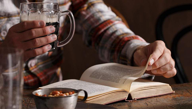 为何英国人爱在酒吧看书？