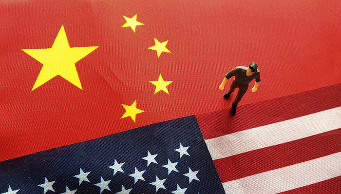 人民日报钟声：把相向而行加紧磋商的势头保持下去