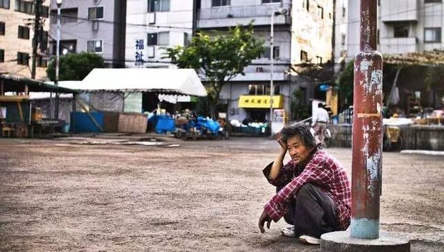 从“清除贫民窟”到“社区活性化”：关于城市空间结构与社会融合