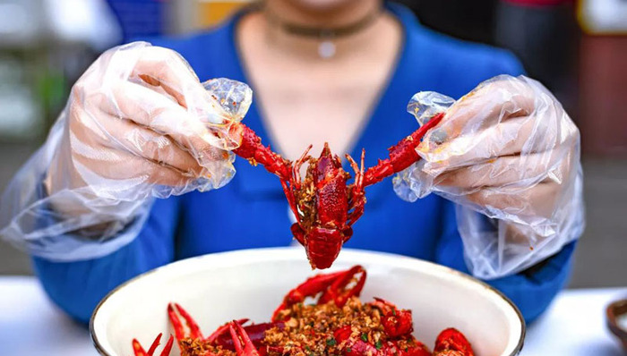 【春节特供·特写】中国饭桌上的小龙虾能怎么吃，还得看他们