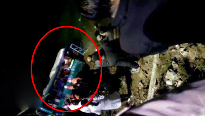 陕西公交车坠江，警方回应：非乘客抢方向盘