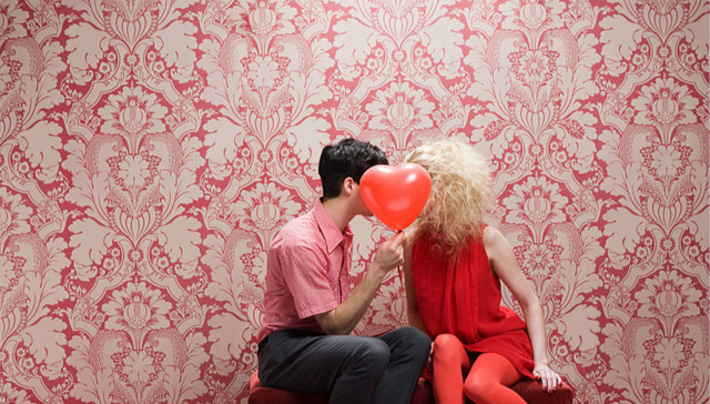 “吻和理想有关”：亲吻是如何成为浪漫爱情的象征的？