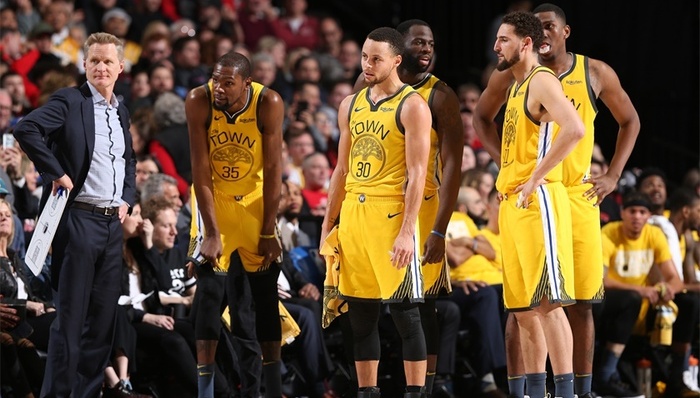 【体育晚报】科尔遭驱逐勇士崩盘 曼联“92班”青训教练去世