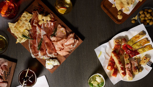 星巴克开出中国第一家“臻选咖啡焙烤坊”，除了咖啡，还有现烤面包和餐前酒