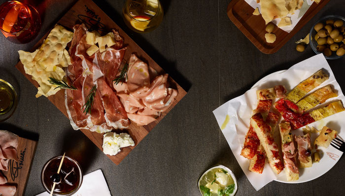 星巴克开出中国第一家“臻选咖啡焙烤坊”，除了咖啡，还有现烤面包和餐前酒