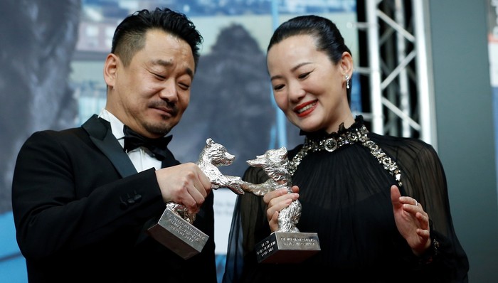 【文娱早报】《地久天长》包揽柏林电影节表演奖项 美国电影音响工会奖及美国化妆及发型设计师工会奖公布获奖名单