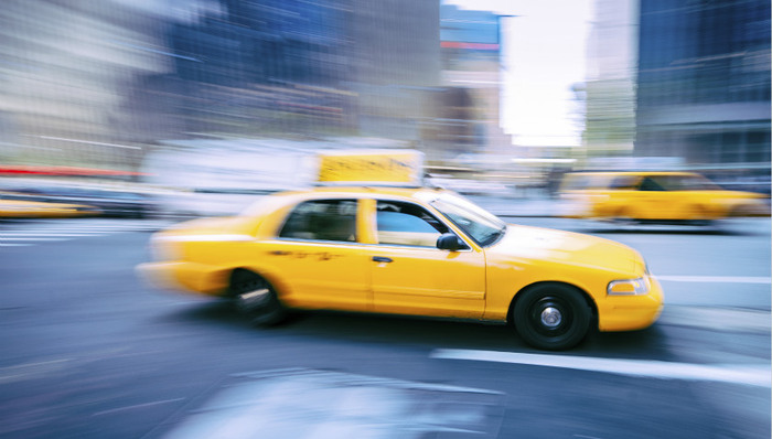 城市频繁出现“叫车难” “网约车”如何越驶越顺？