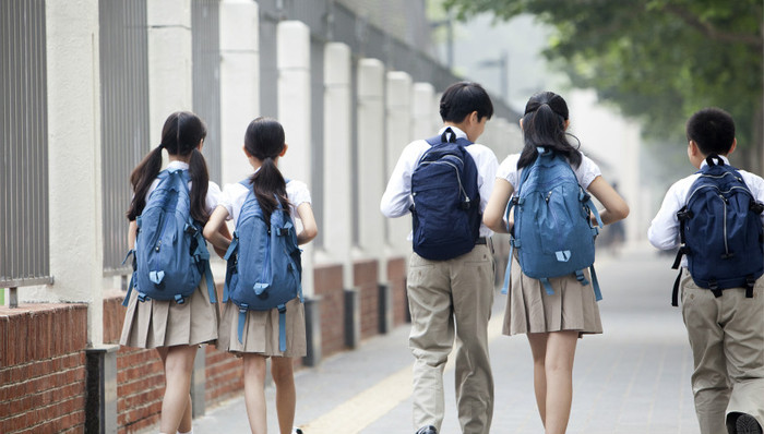 智能校服进校园，实时定位监控等功能引争议