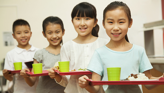 北京规定中小学、幼儿园不得制售生冷食物，校长需一同就餐