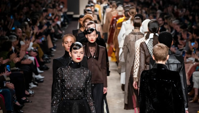 Chanel和FENDI都在纪念老佛爷，而粉丝都在买买买