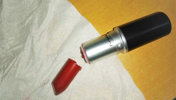 每一支口红都摆脱不了离奇死亡的宿命