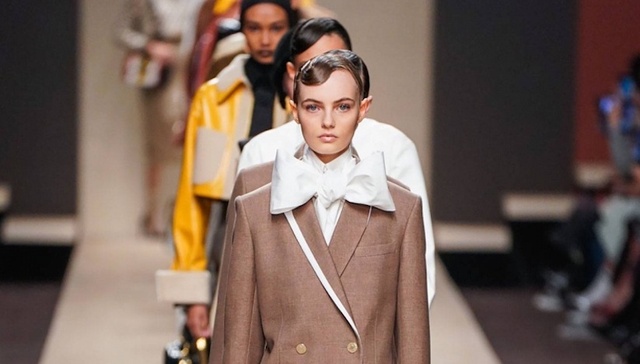 大家又开始穿显脸大的高领，是梁静茹给的勇气？