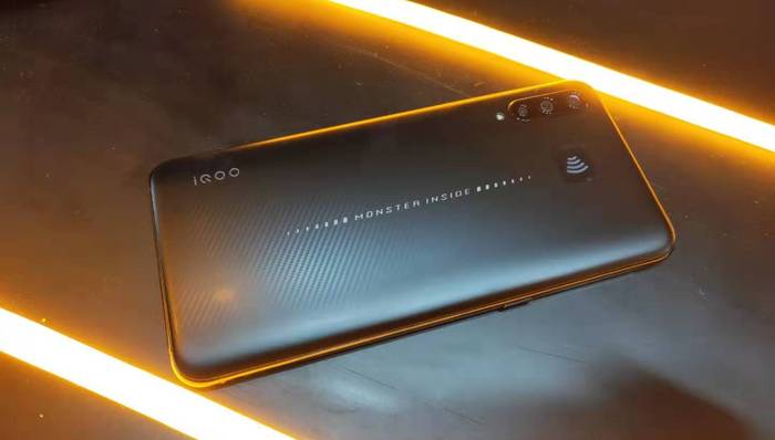 iQOO发布首款产品，主打游戏体验售价2998元起