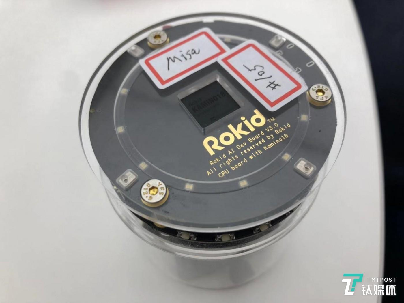 周军向钛媒体展示的搭载开发板。