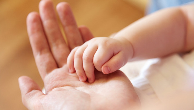 人大代表建议出台鼓励生育政策，无条件为非婚生育孩子上户口