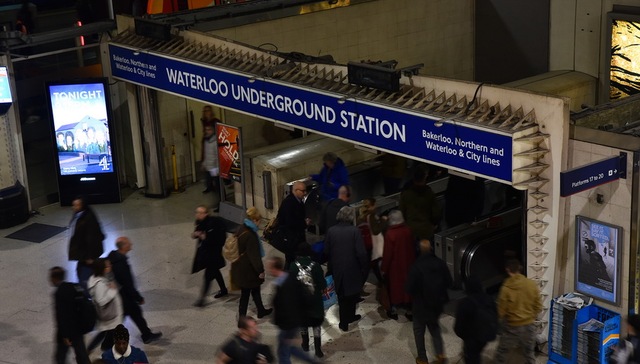 【天下头条】布隆伯格放弃竞选美国总统 伦敦三大交通枢纽发现自制爆炸装置