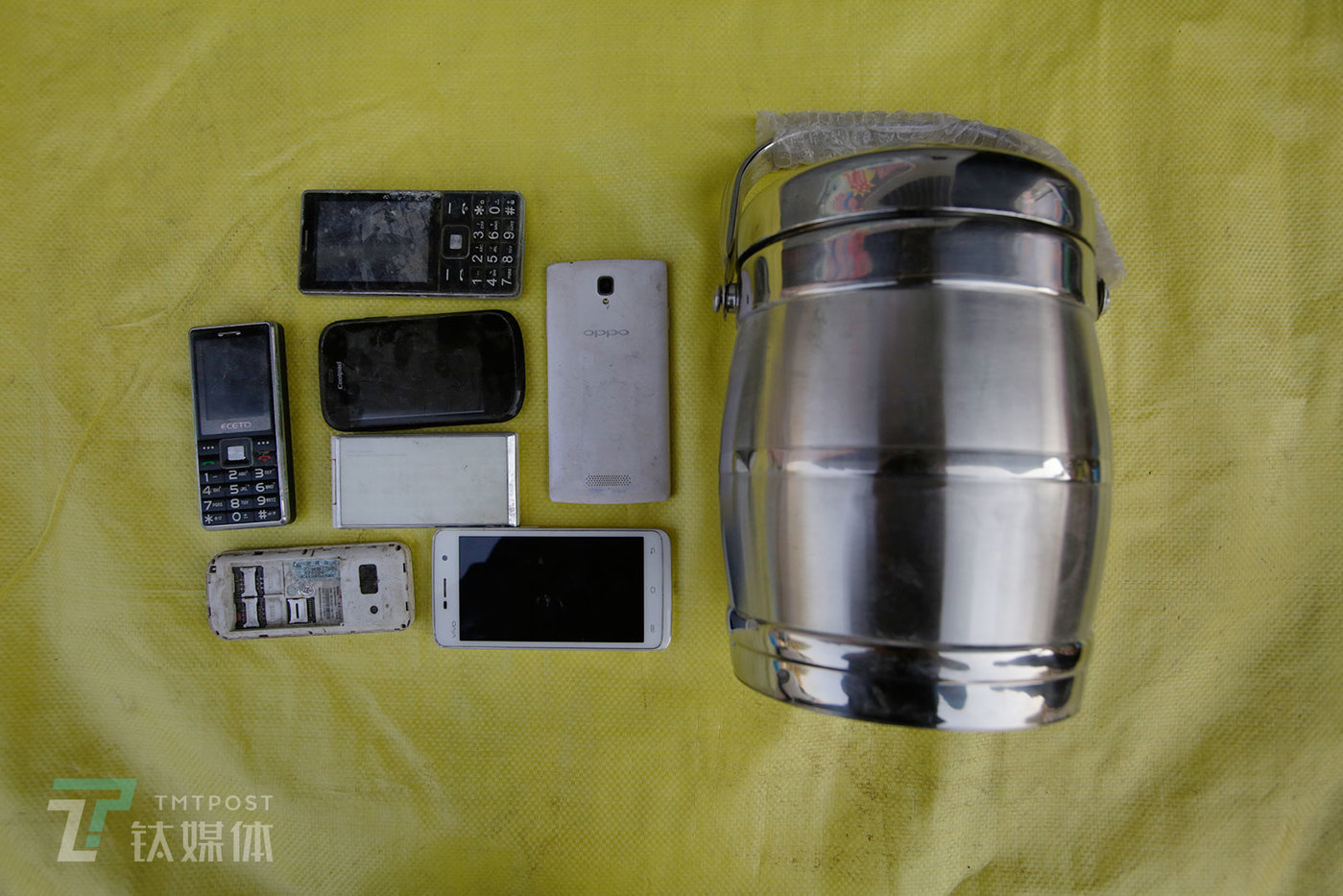 根据2018年10月的行情，一个保温桶可以置换7台废旧手机，包括品牌的智能机和山寨机、功能机。