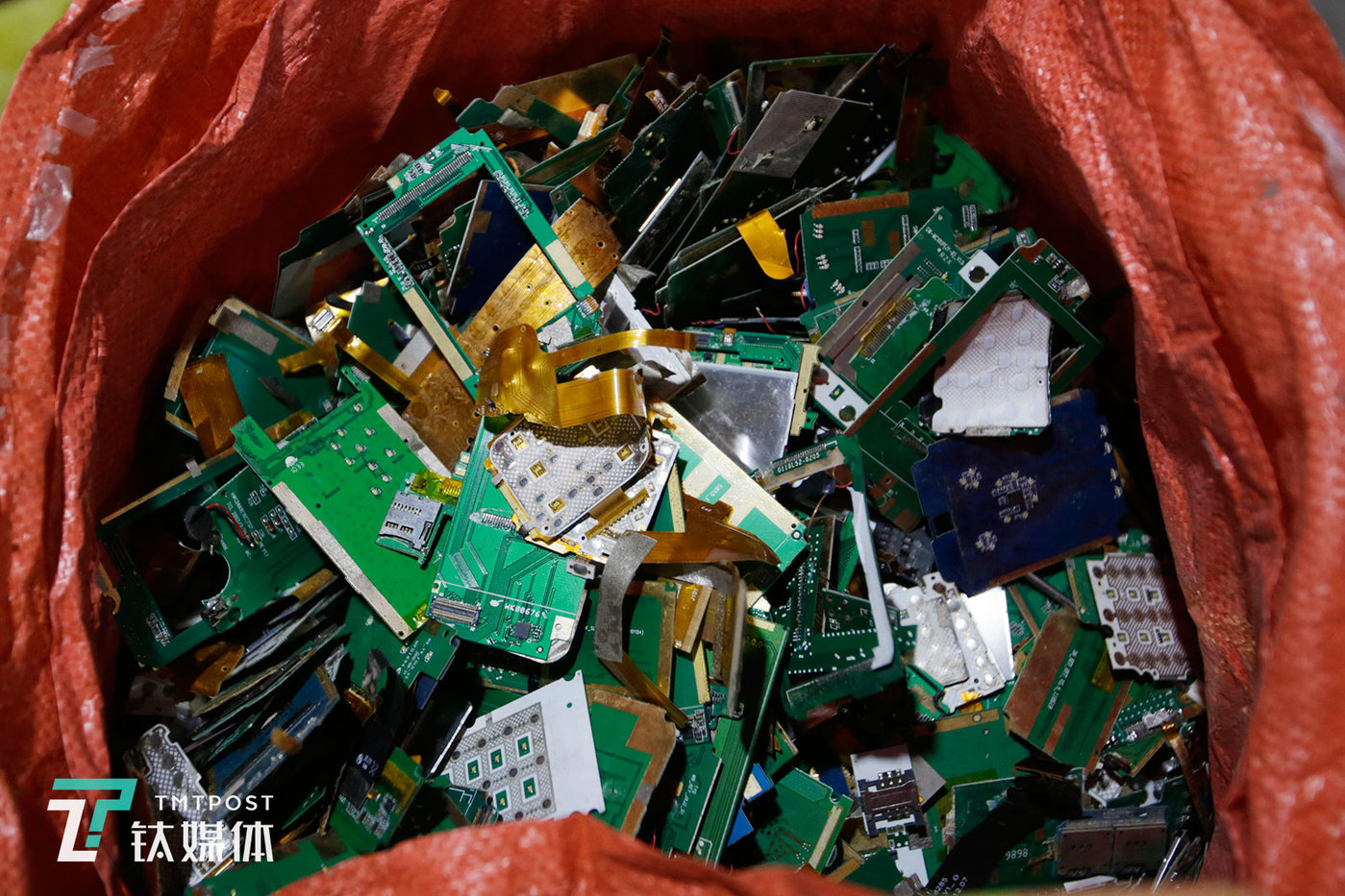 一批刚刚被拆下来的老年机主板，这些主板将被发往广东贵屿，在那里用于黄金提炼、白银和稀有金属。据介绍，老年机、老式诺基亚功能机、老式翻盖手机如波导西门子和摩托罗拉，都是含金量比较高的机型。