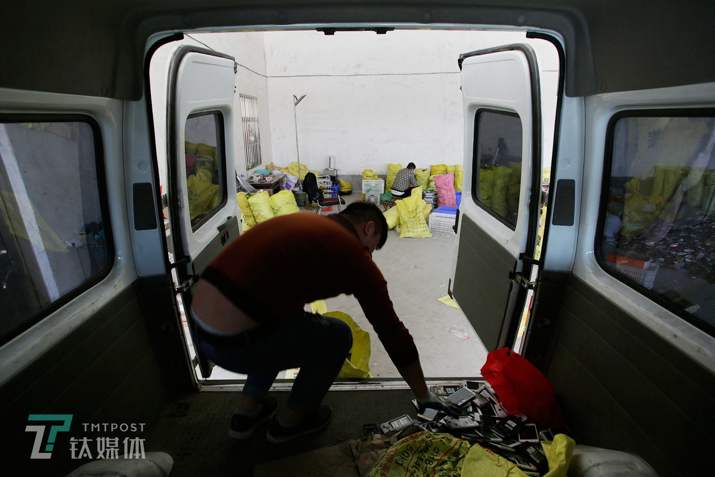 山东梁山韩岗镇，废旧手机回收商王勇的仓库，一批新收上来的货刚刚送到。王勇介绍，这个小镇上至少有超过2000个走村串乡换手机的人，他们开着小货车载着杂货出门，换回废旧手机后卖给梁山当地回收商。