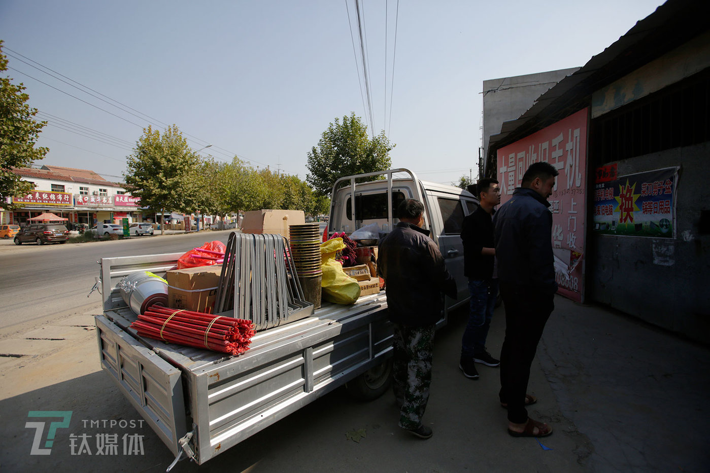 一辆装满日杂用品的小货车准备出发去换手机，车主老黄说这一趟他可能去河北。