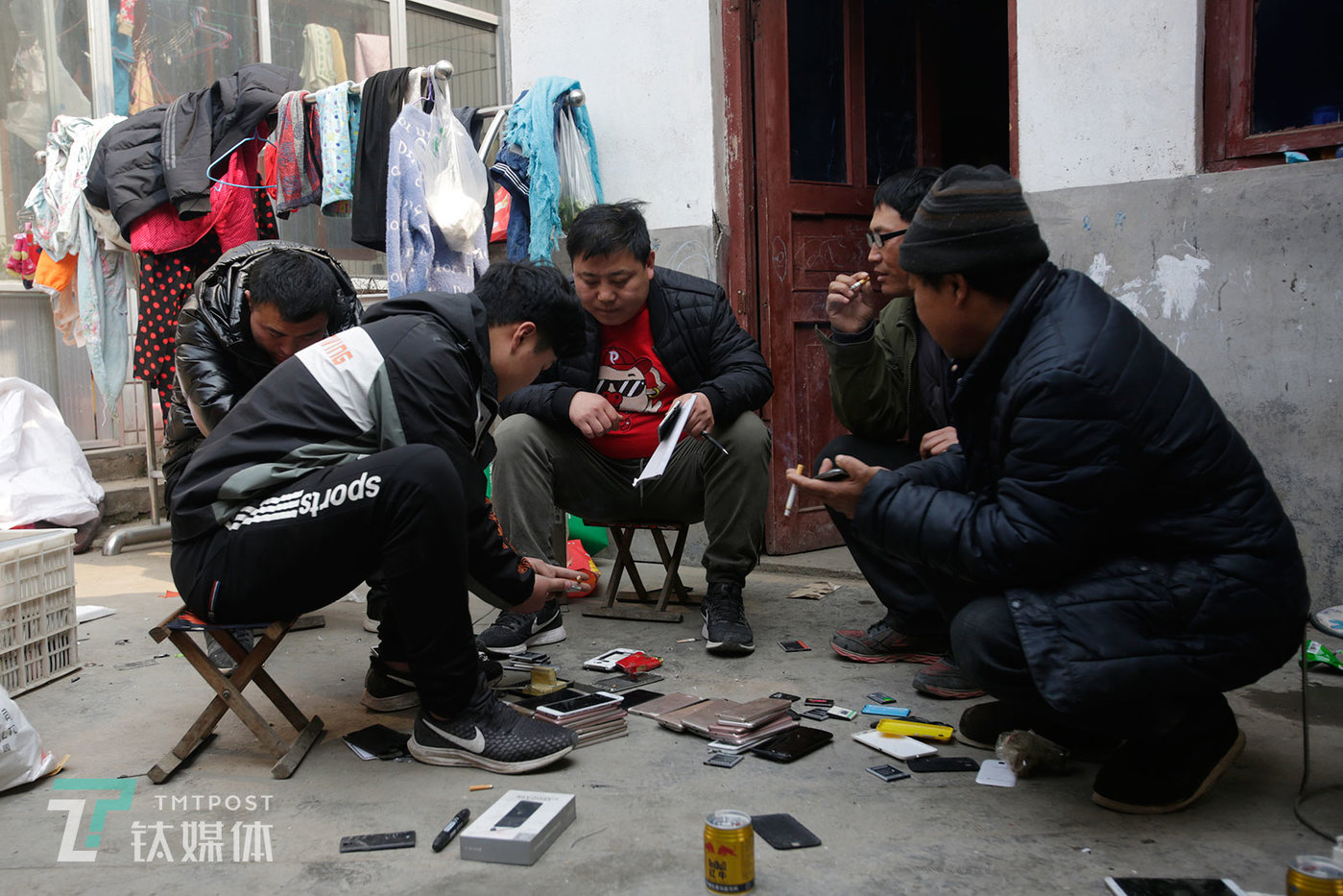 李蒙在看一台废旧手机的配置，老陈在一旁记录价格。老陈这次准备出手价值20多万的货，这些货买卖双方要共同点数。对于功能机，双方只要简单地清点个数即可；对于智能机，买方要逐个查看手机的成色和配置，根据行情给出不同的收购价，并由卖家当场记录不同的价格和对应的数量。