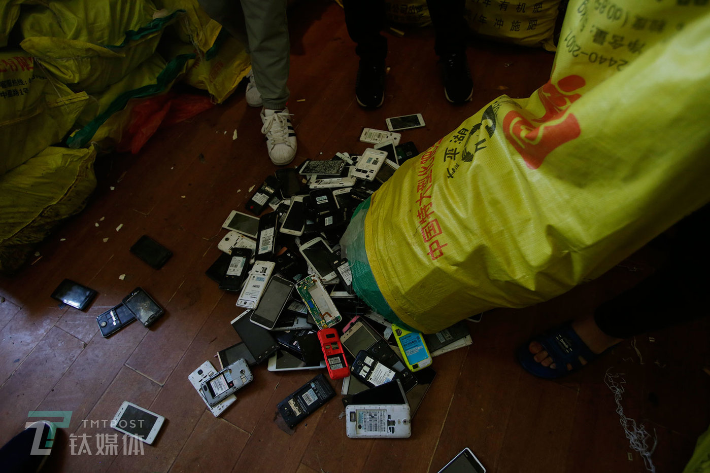 买家到来后，卖家要把手机倒出来验货。深圳的买家一般在华强北一带有仓库或者柜台，他们的收购也更加细分：有人专收国产智能机，有人专门收苹果，有人收华为、小米或者诺基亚，还有人专收废旧笔记本、平板电脑、EVD等废旧电子产品。