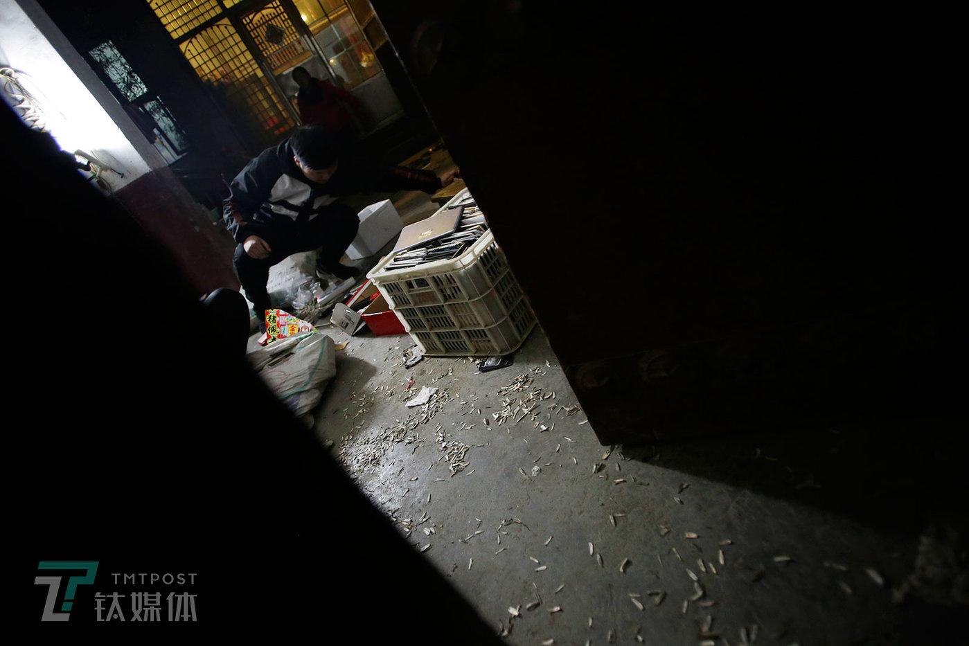 老陈手里这批20多万的货，李蒙从上午11点一直点到凌晨4点，这是他在外收货的常态。