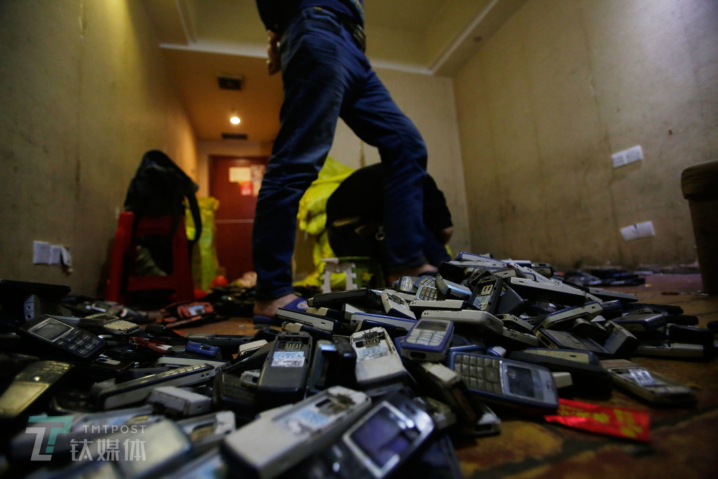 一批等待清点的2g诺基亚手机。