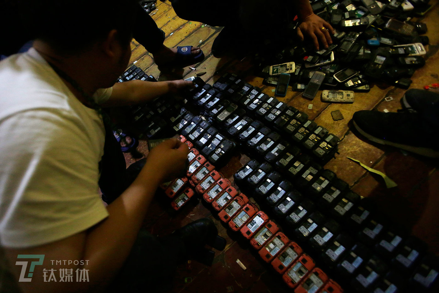 买家把一批诺基亚按型号摆放在地板上点数，每收购一台废旧诺基亚，这位买家能“赚一块五毛钱”。