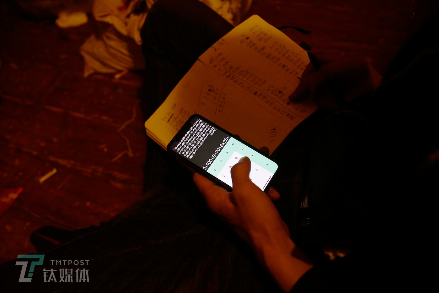 一次交易中，卖家在记账。这个市场上，双方做生意的方式很直接，也很原始。通常双方至少各有2个人在场，买家点货，卖家记账，账目包括不同价格的机器的个数和价格。