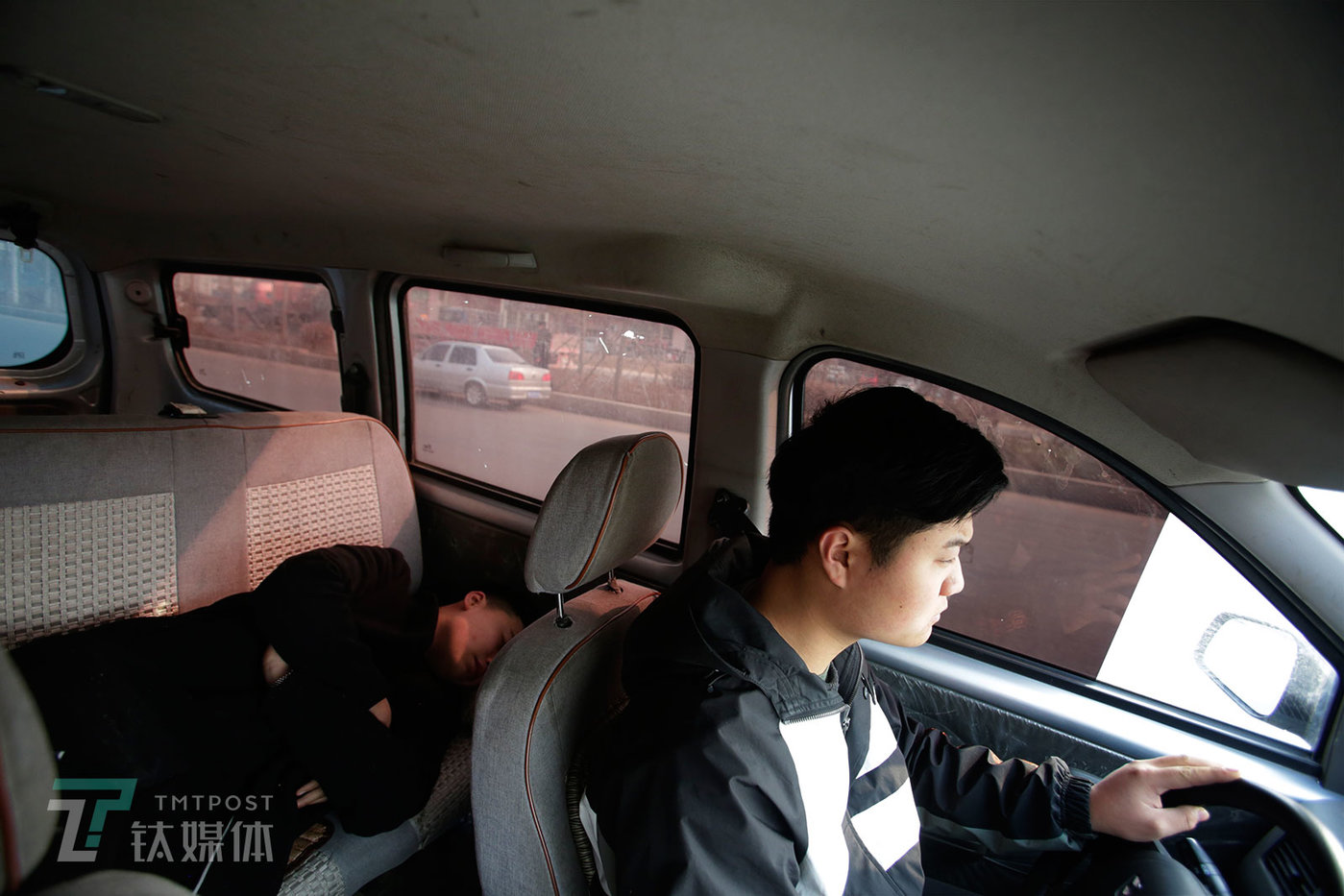 出门收货，李蒙带着弟弟当助手，面包车的后座也全部拆掉用来装货。