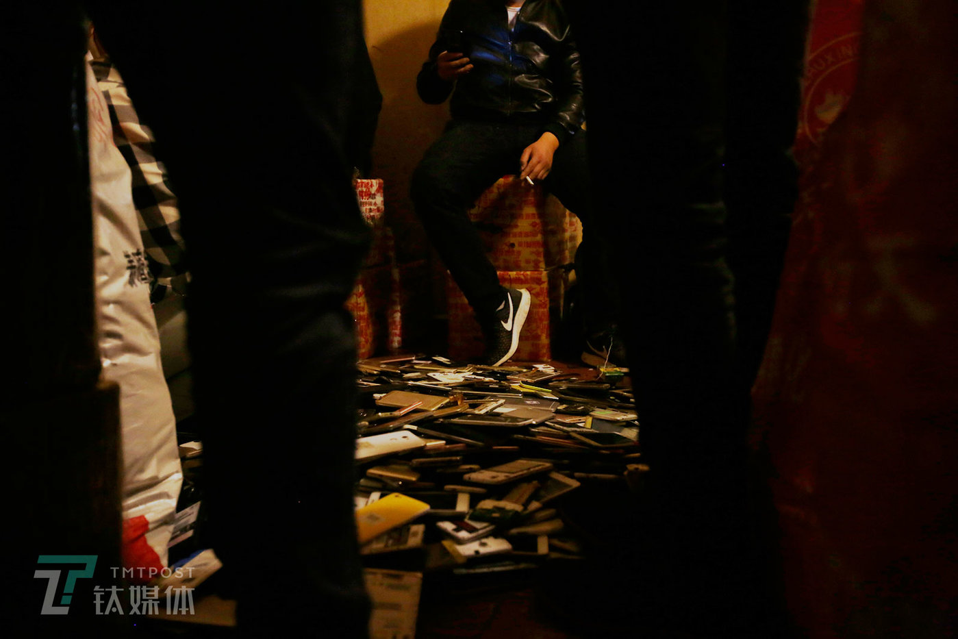 一个房间内，买家和卖家准备清点一批手机。