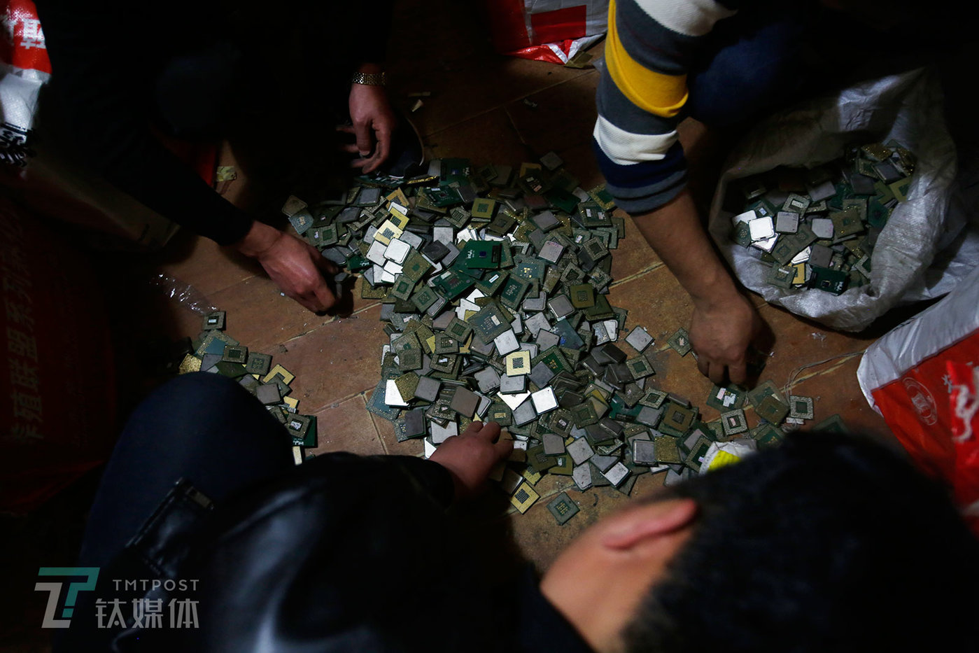 一批待售的废旧CPU，它们的计价以个数为单位，卖价几块钱一个。