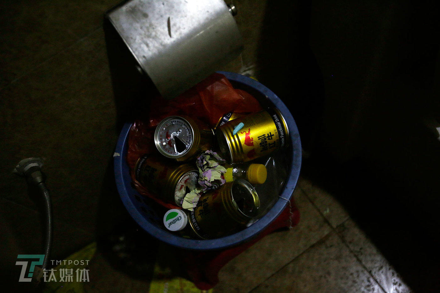 熬夜的卖家为了提神喝完的红牛。