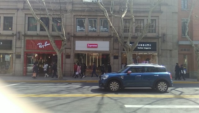 山寨版Supreme在上海开店，路人表示了他们的疑惑