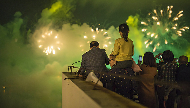 【一周环球掠影】“流浪的太阳”终回归   全国“两会”进行时